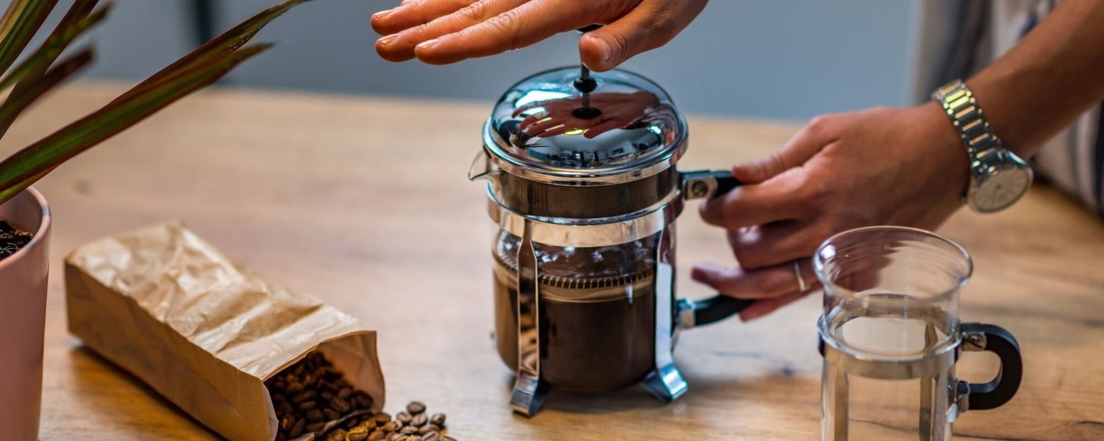 Cafetiere oils black coffee